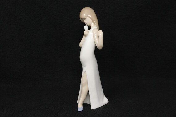 新品同様 Lladro Girl Singer フィギュア #4612、高さ 7 3/4 インチ