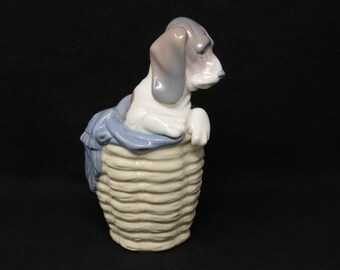 リヤドロ バスケットの中の犬の置物 #1128、新品同様、リヤドロの犬の