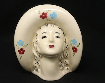 Hermoso jarrón de pared de 5 1/4" con forma de cabeza de Glamour Girl, color blanco, con labios rojos, sombrero de ala grande y flores pintadas a mano. Jarrón vintage con forma de cabeza. Maceta.