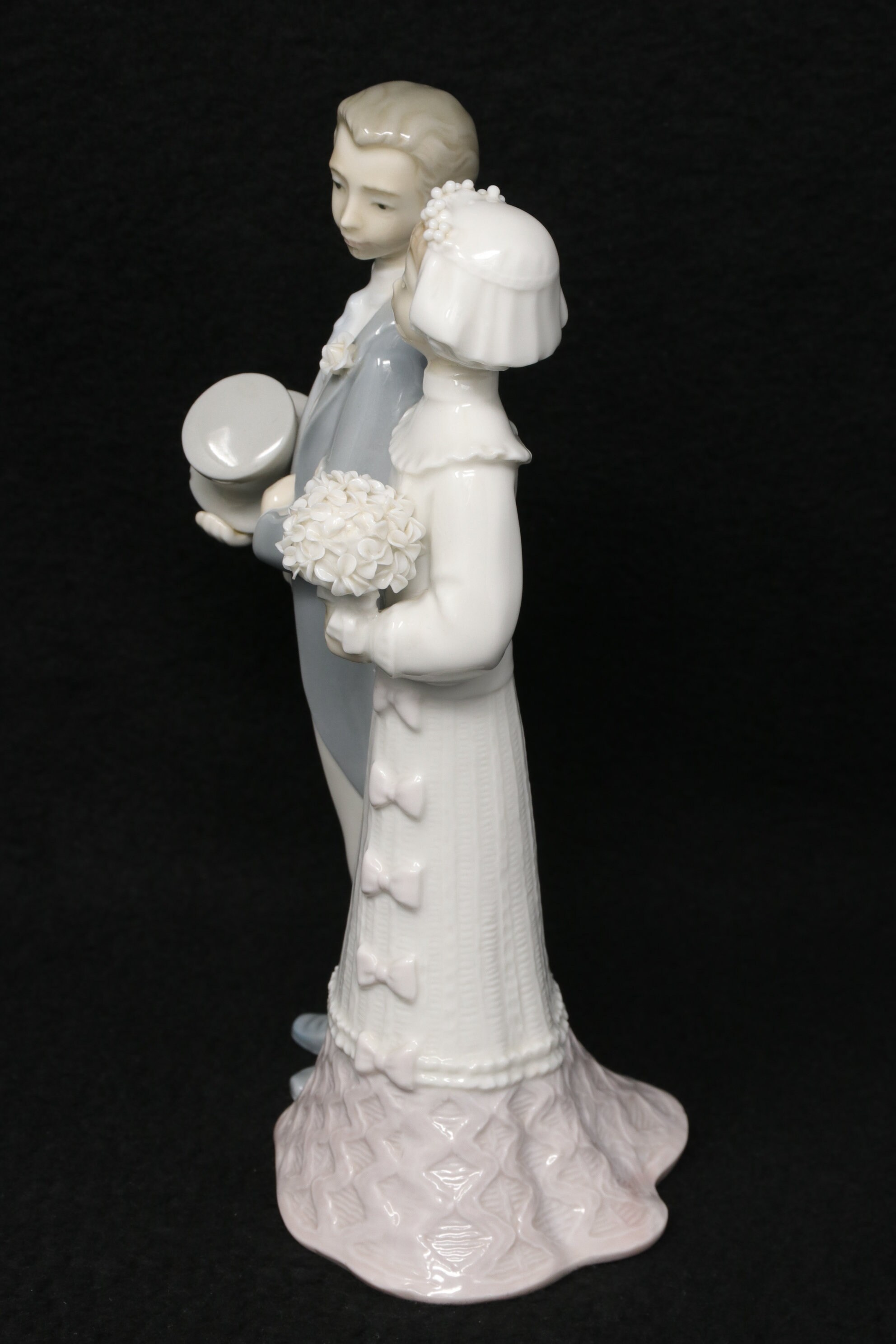 NICE Lladro Bride and Groom #4808, 1 missing petal, 7.5