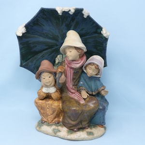 VERY NICE Lladro Gres figurine Three Under the Umbrella #3513, aka A Wintry Day, 10 1/4&quot; tall Lladro figure, 3 children under umbrella