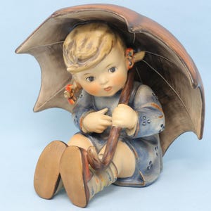 NICE VINTAGE (read) 5" Hummel Umbrella Girl #152/0 B, TMK4 from the 1960s, adorable porcelain Goebel Hummel girl figurine 152B
