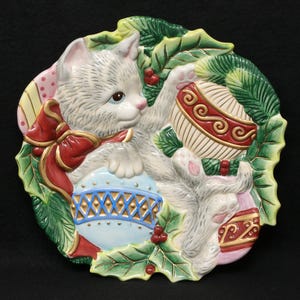 NEAR MINT 9&quot; Fitz and Floyd kitten Christmas canape plate/ wall hanging, vintage Christmas decor with an adorable cat and ornaments