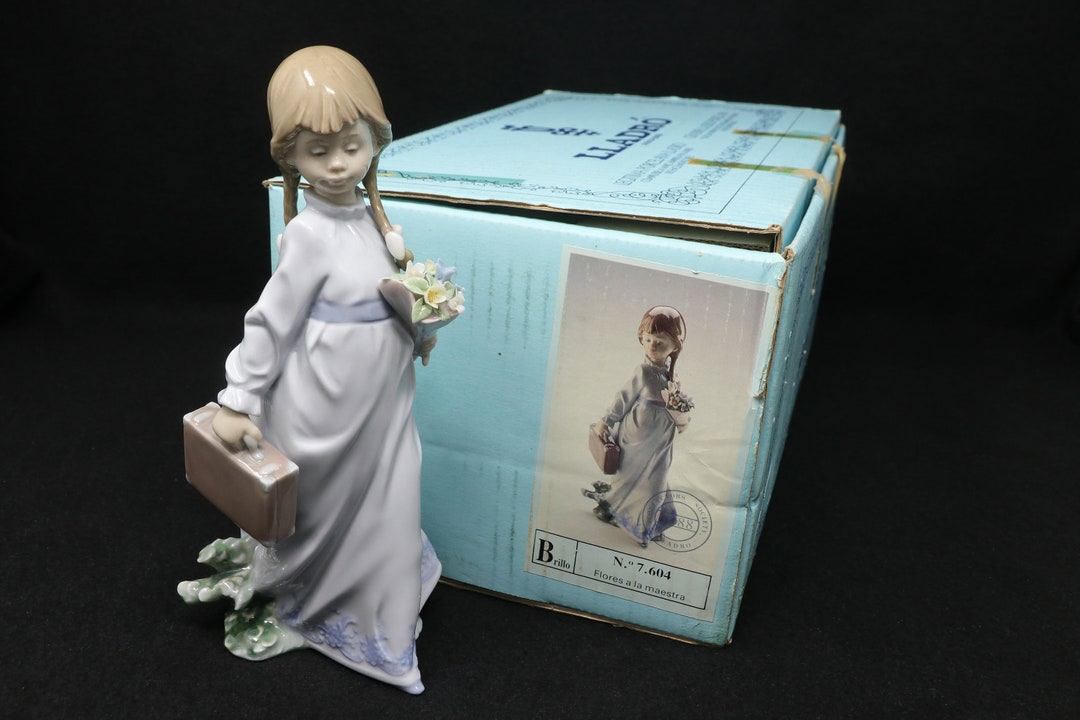 NEAR MINT in BOX 8 Tall Lladro School Days Figurine 7604, Retired