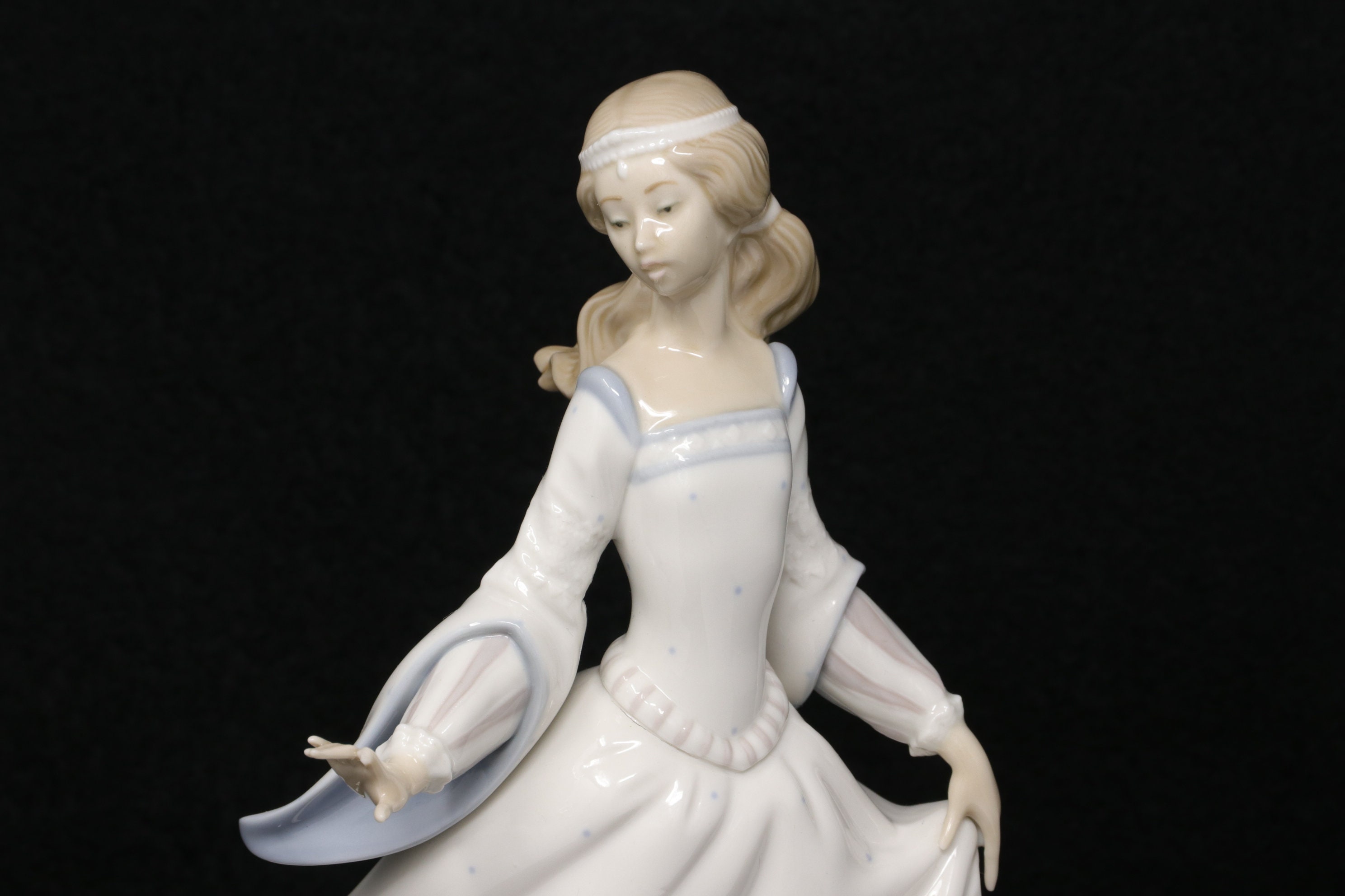 AS IS broken finger Lladro Cinderella figurine #4828, Cinderella 