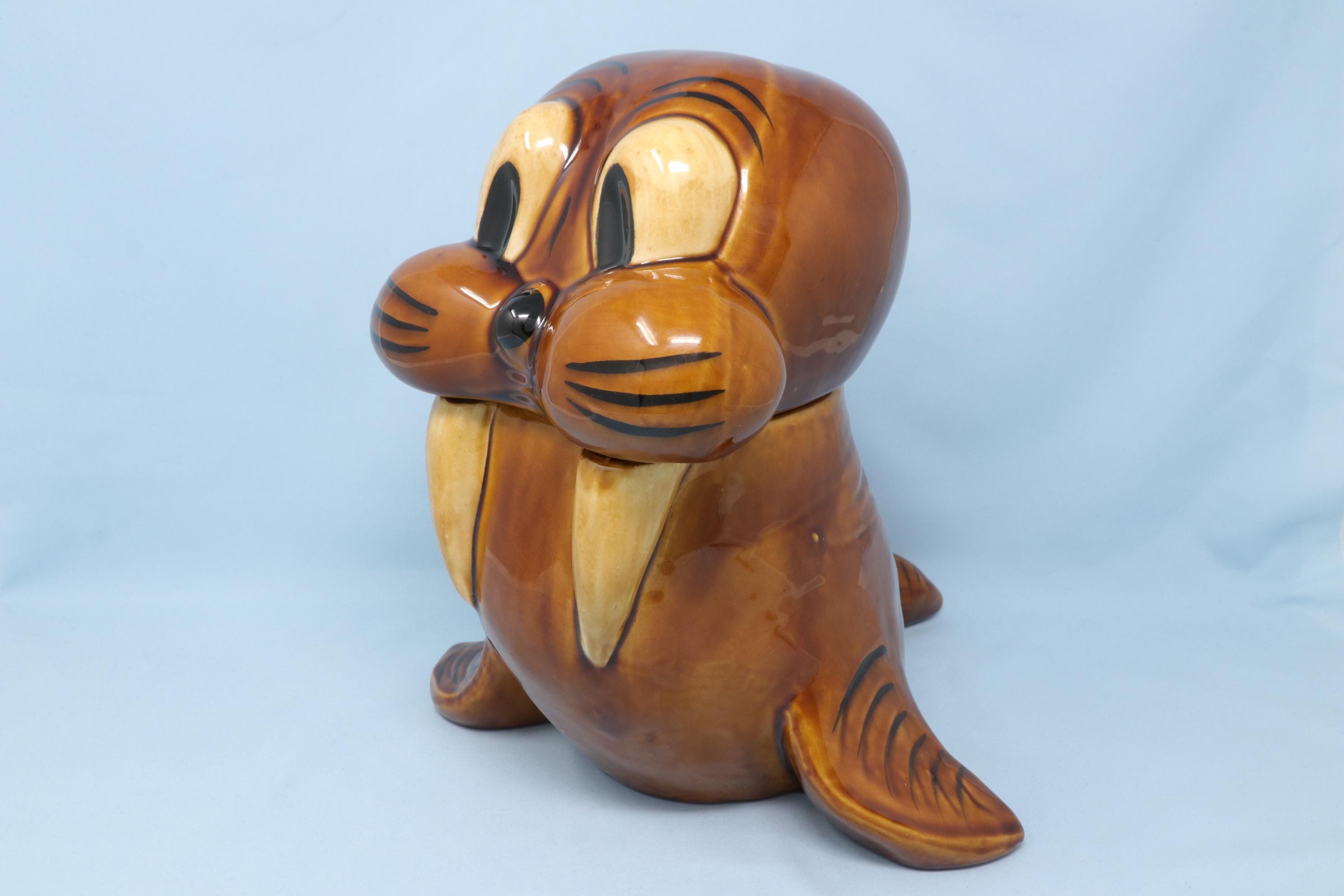 ヴィヴィエンヌ ジャングル・オブジェ GI0393 ウッド×レザー マスコット Willy the Walrus Cookie Jar, Doranne California Pottery