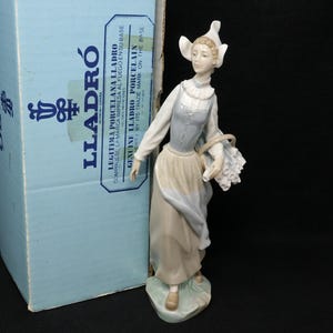 MINT 9 3/4&quot; Lladro figurine, Genteel Dutch Girl with Basket of Flowers #4860, Lladro girl with flowers, porcelain figurine, Lladro gift