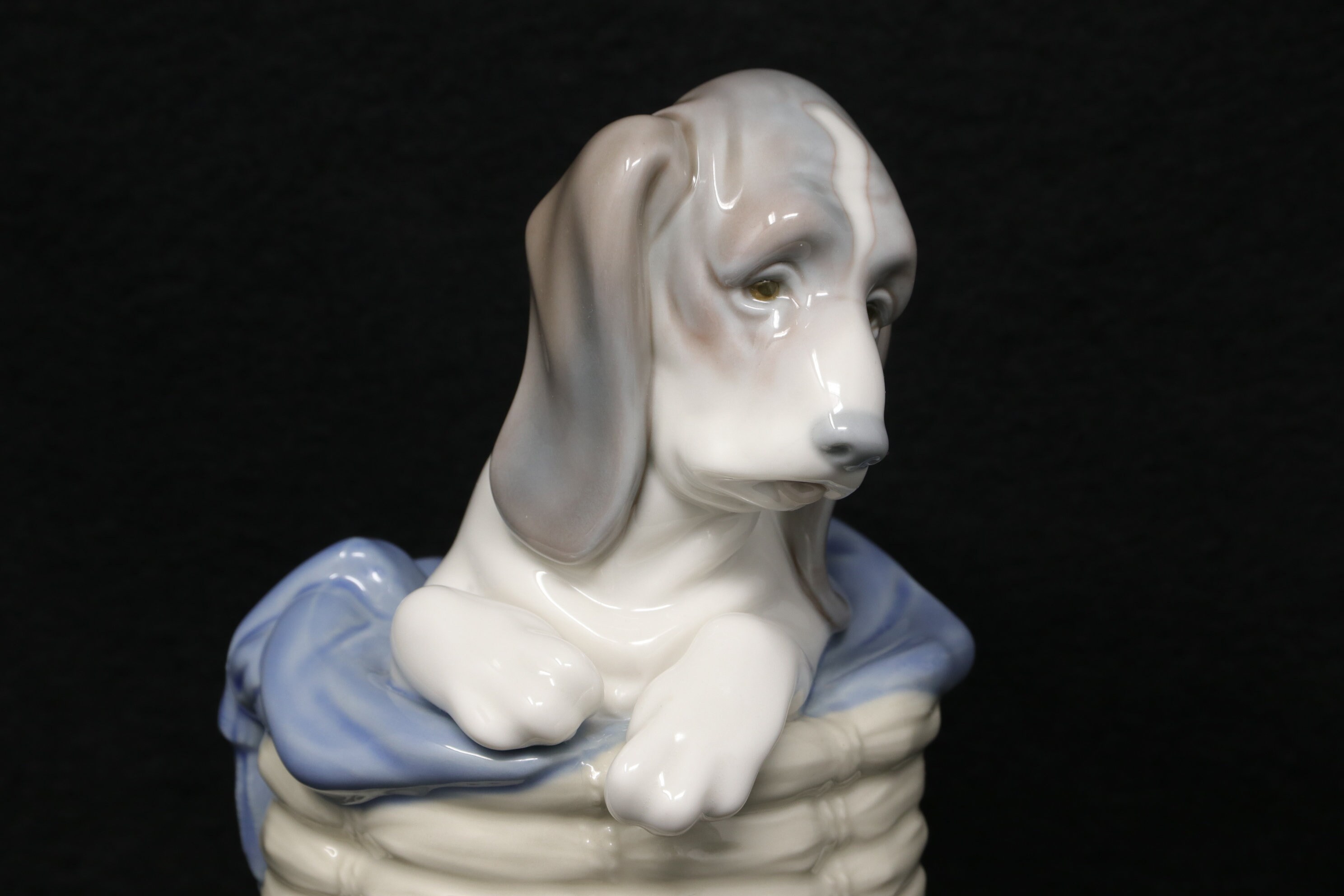 リヤドロ フィギュア 新品 7.25 インチ バスケットに入った犬
