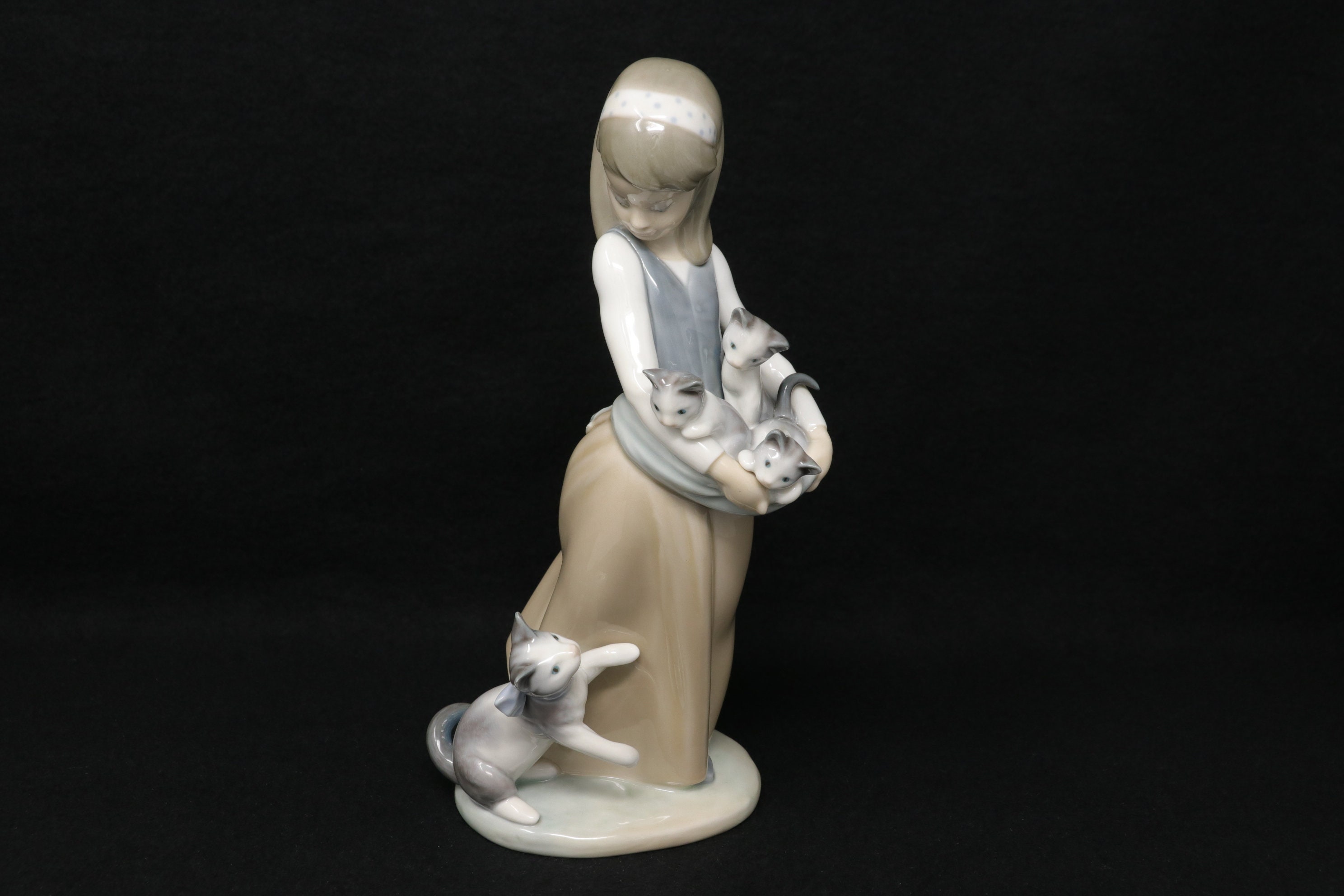 最大89%OFFクーポン リヤドロ lladro 子猫をエプロンに following her