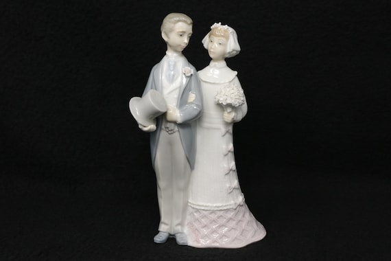 NICE Lladro Bride and Groom 4808, 1 Missing Petal, 7.5 Retired