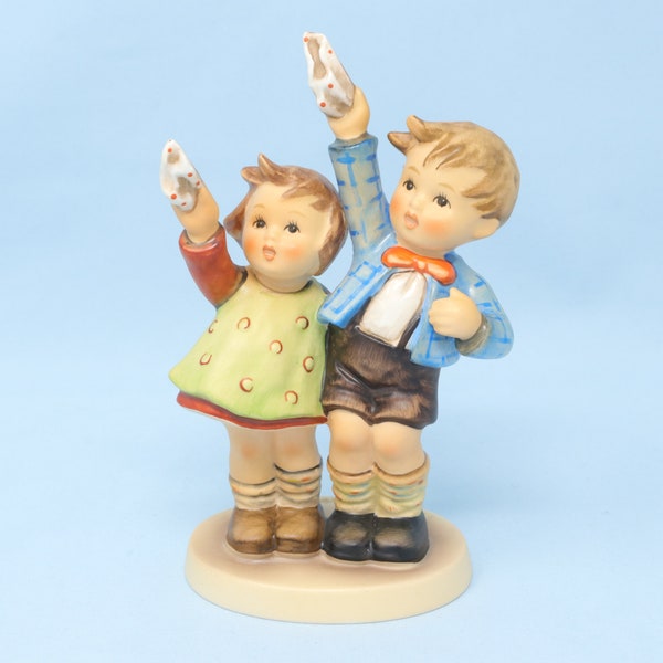 Excellent Vintage 5.5" Hummel figurine, Auf Wiedersehen #153/0, TMK5, Goebel boy and girl waving goodbye, goodbye gift, farewell gift