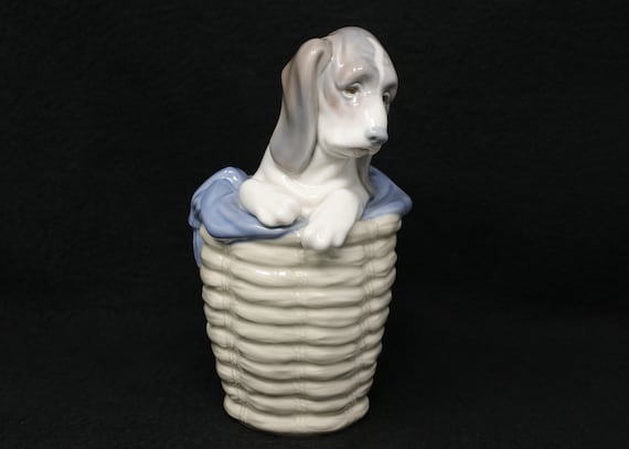 リヤドロ　犬の陶器置物 バスケット入り リヤドロ フィギュア 新品 7.25 インチ バスケットに入った犬
