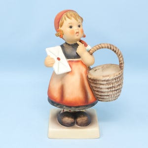 NEAR MINT 5.25 en figura de meditación Hummel #13/0, TMK3, niña con una canasta y una carta, década de 1960, porcelana de Goebel, linda chica Hummel