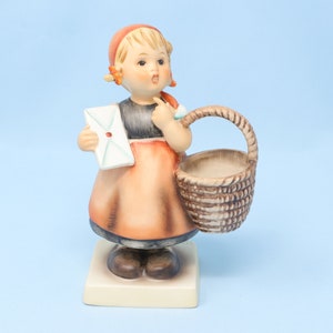 Excelente figura de meditación Hummel vintage de 5,25 pulgadas #13/0, TMK3, chica con una cesta y una carta, década de 1960, porcelana Goebel, linda chica Hummel