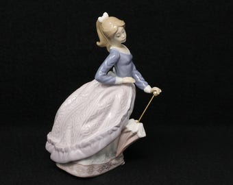 Neuwertige 18 cm große Lladro-Figur Nr. 5212, Evita, Sammlerfigur aus Lladro-Porzellan, Vintage 1990er Jahre, Mädchen mit zusammengefaltetem Regenschirm
