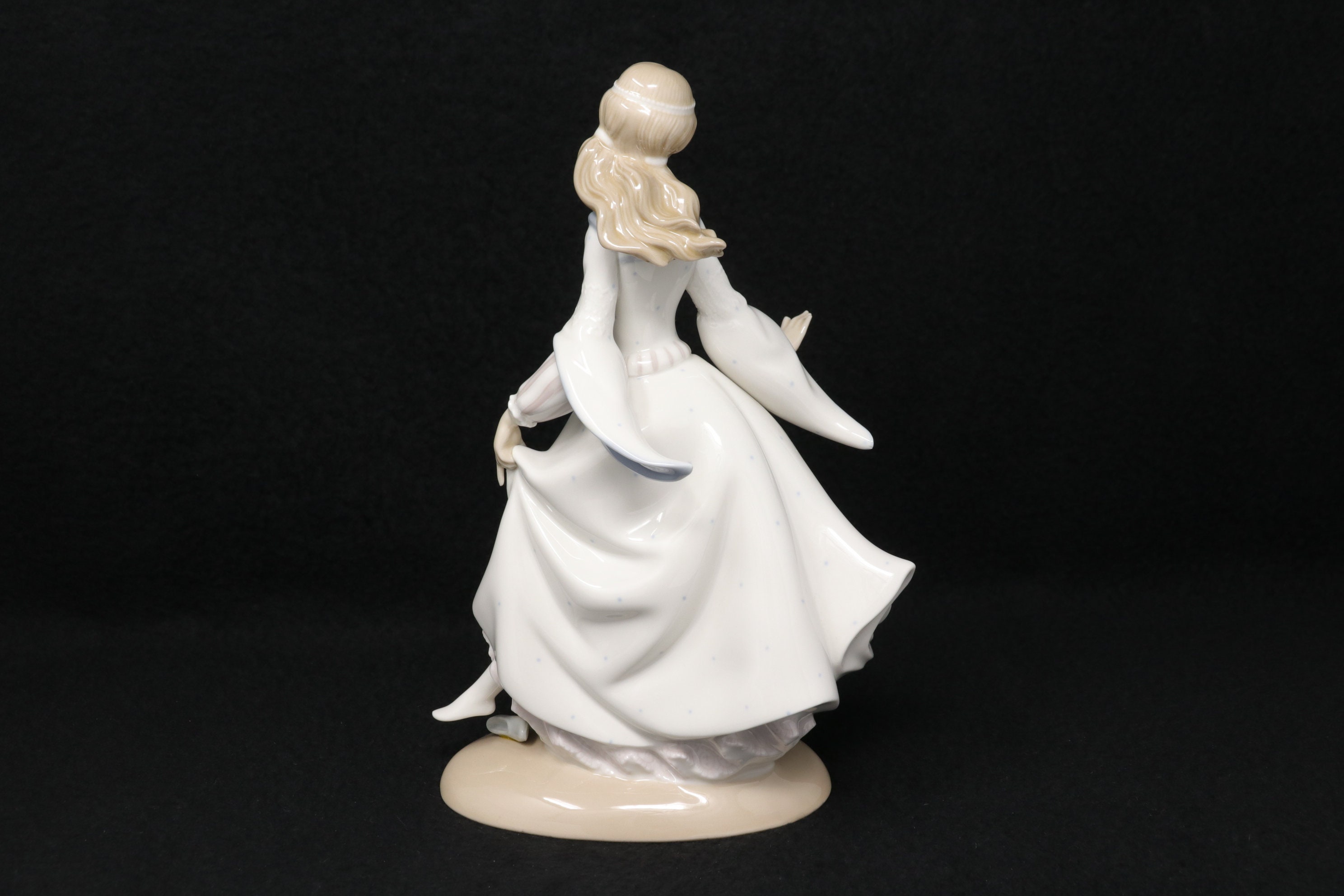 AS IS broken finger Lladro Cinderella figurine #4828, Cinderella 