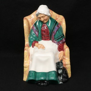 NEUWERTIGE 15/20cm Royal Doulton Forty Winks Figur, HN 1974, schlafende Oma, Royal Dalton, Sammlergeschenk