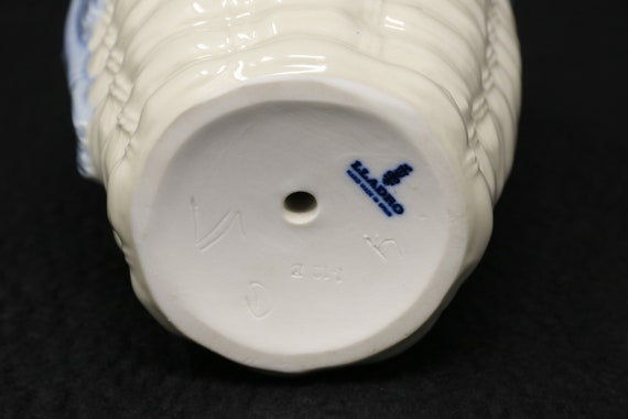 リヤドロ フィギュア 新品 7.25 インチ バスケットに入った犬