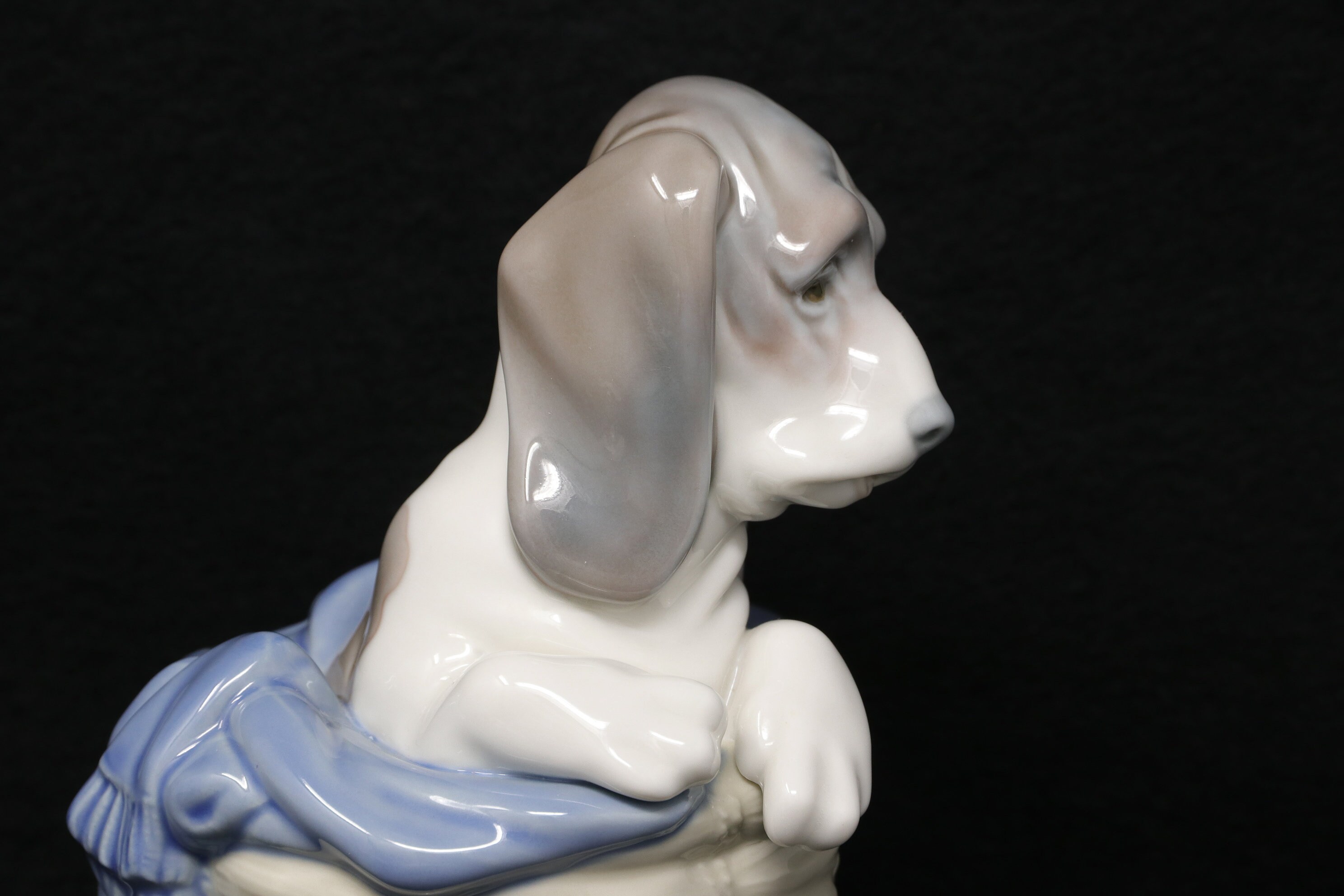 リヤドロ フィギュア 新品 7.25 インチ バスケットに入った犬