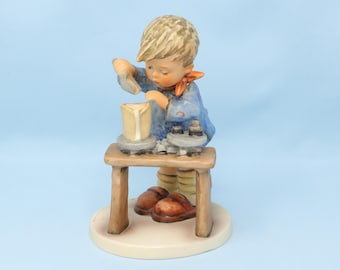 Bonita figura Hummel de 5,5" n.° 345, A Fair Measure, TMK5 de la década de 1970, figura de niño Hummel de porcelana, regalo vintage de Goebel Hummel.
