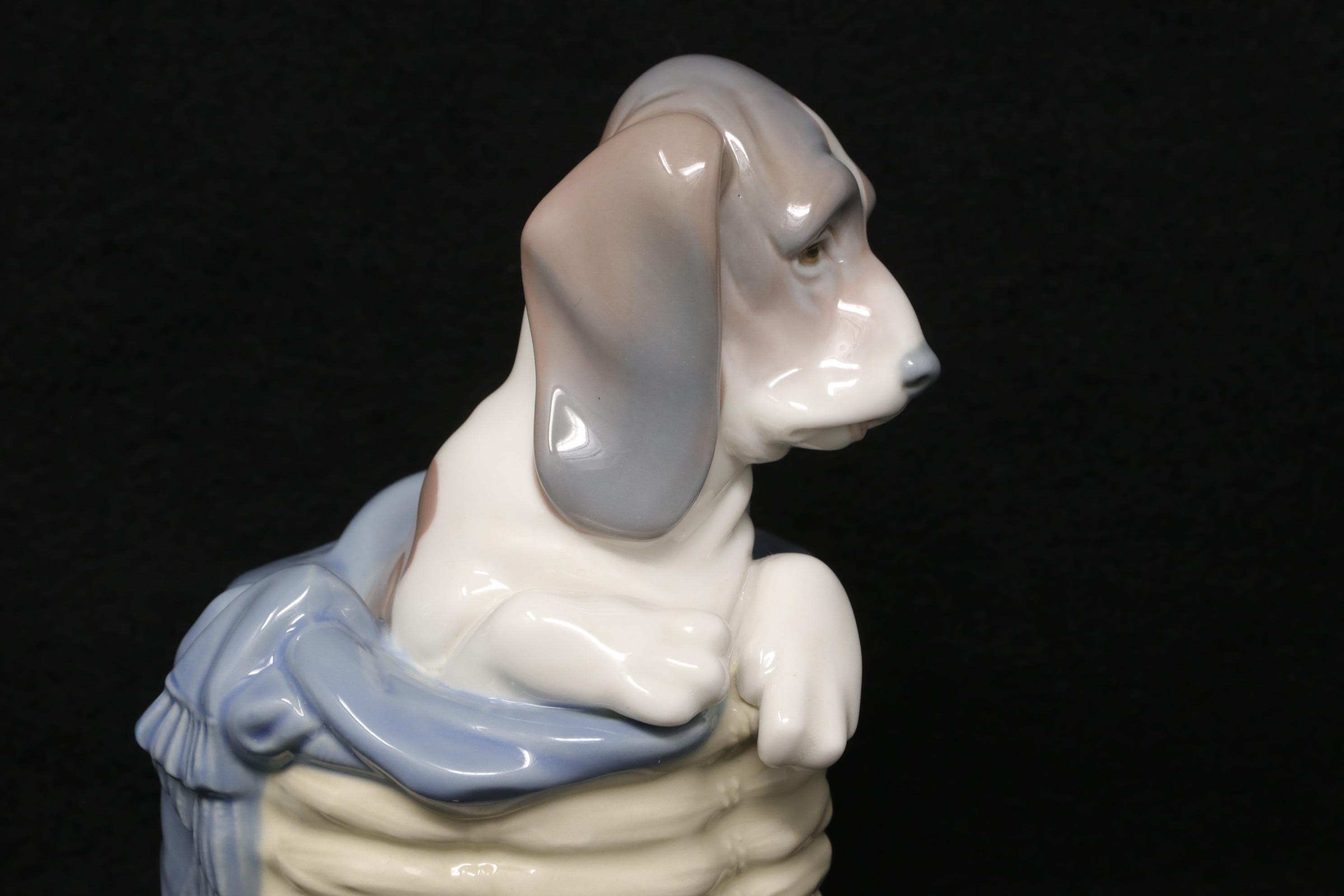 リヤドロ バスケットの中の犬の置物 #1128、新品同様、リヤドロの犬の