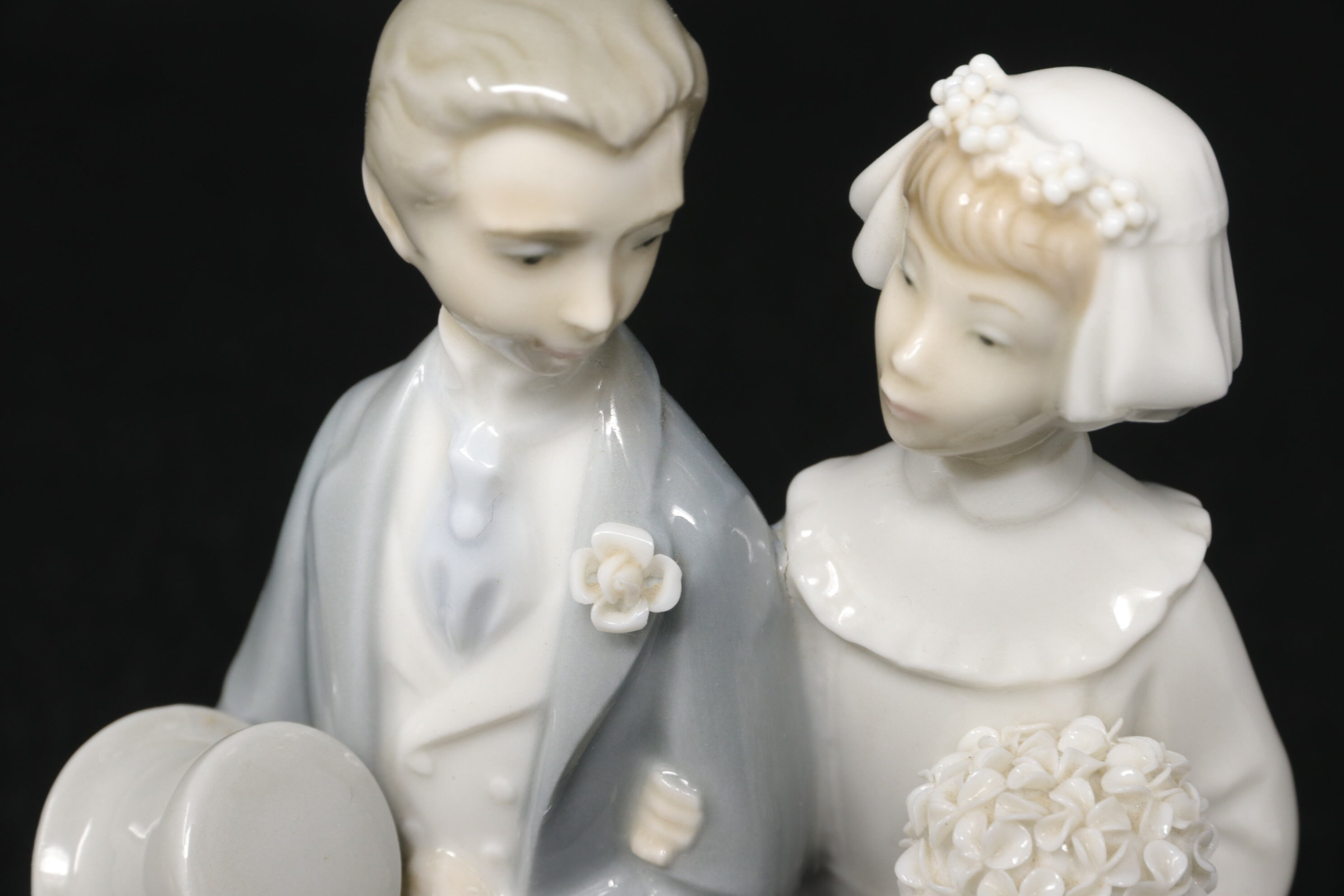 NICE Lladro Bride and Groom #4808, 1 missing petal, 7.5