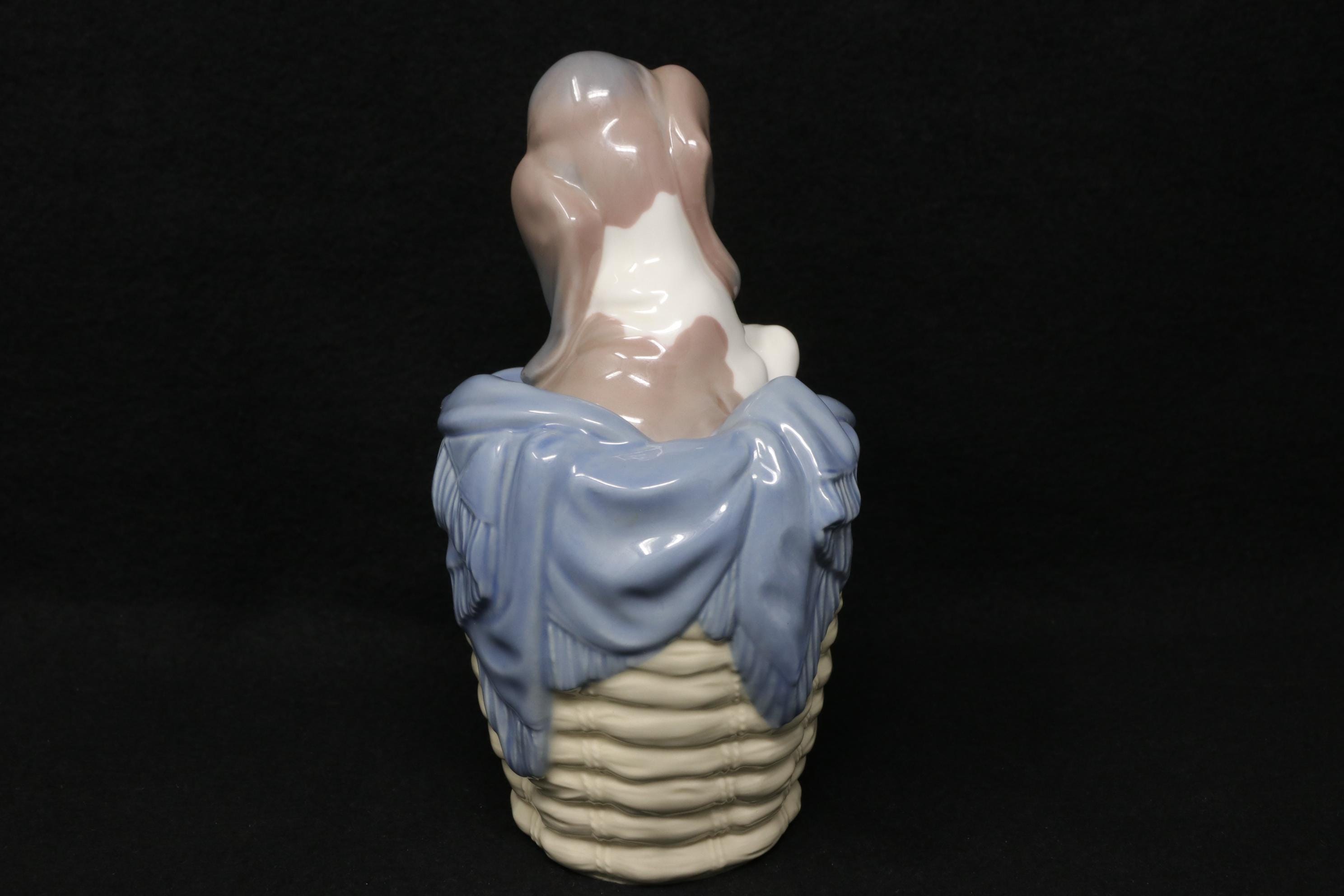 リヤドロ バスケットの中の犬の置物 #1128、新品同様、リヤドロの犬の