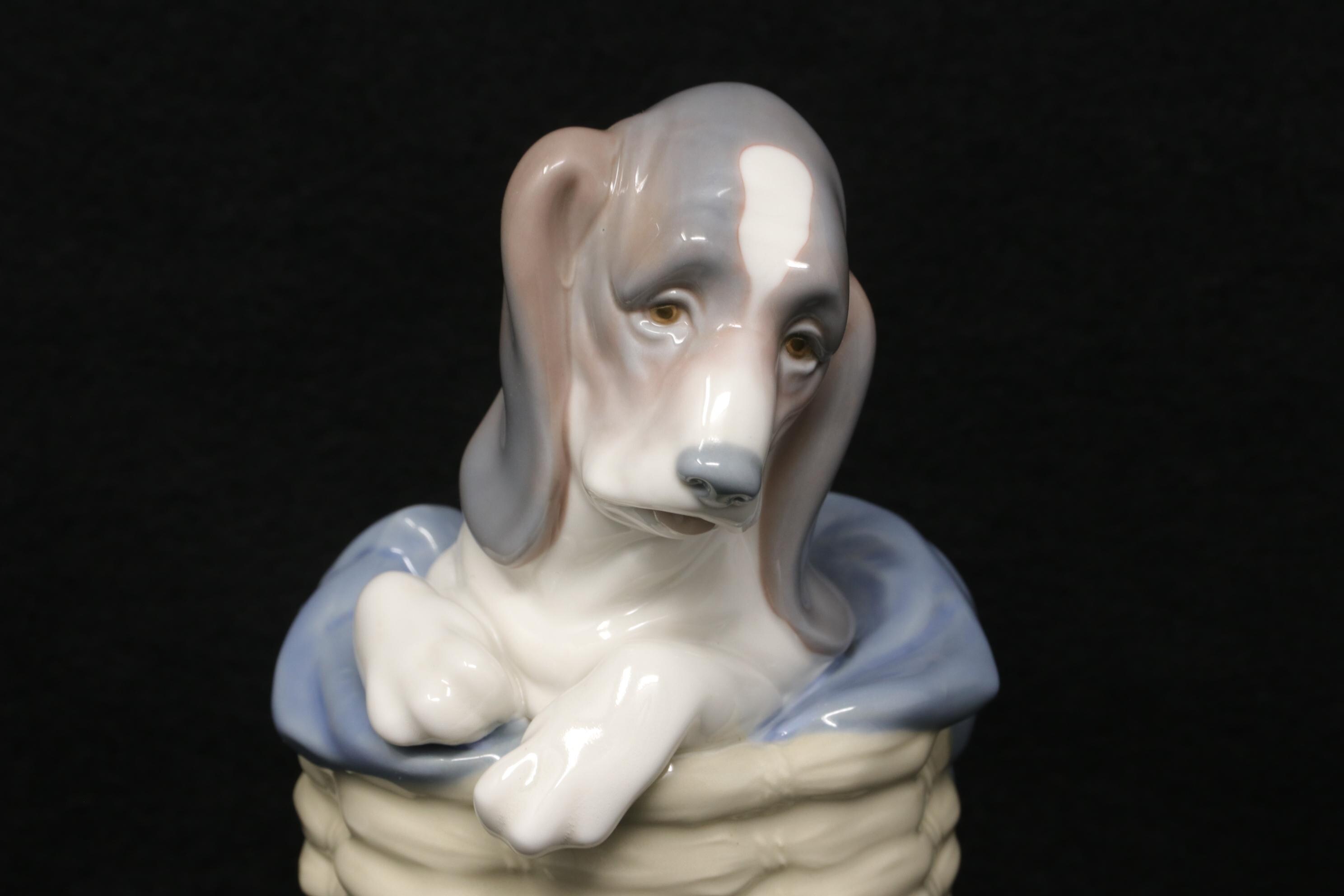 リヤドロ バスケットの中の犬の置物 #1128、新品同様、リヤドロの犬の