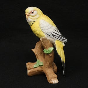 MINT 4 3/4&quot; Lefton parakeet budgerigar figurine #06008, collectible vintage bird decor, porcelain budgie, yellow parrot figure on tree stump