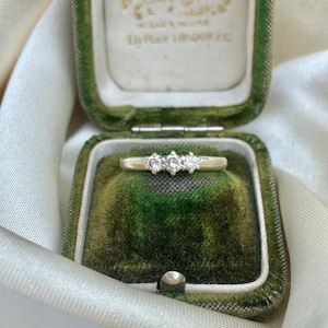 Vintage 9ct White Gold Diamond 3 Stone Ring