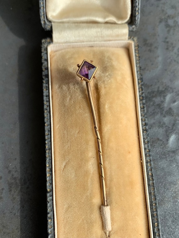 Broche Vintage Avec Relief Ajouré Et Cristaux Couleur Améthyste - Finition Or, Modèle 3939