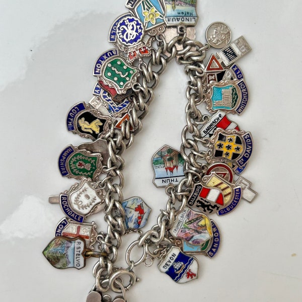 Gros bracelet à breloques drapeaux en argent et émail avec cadenas coeur