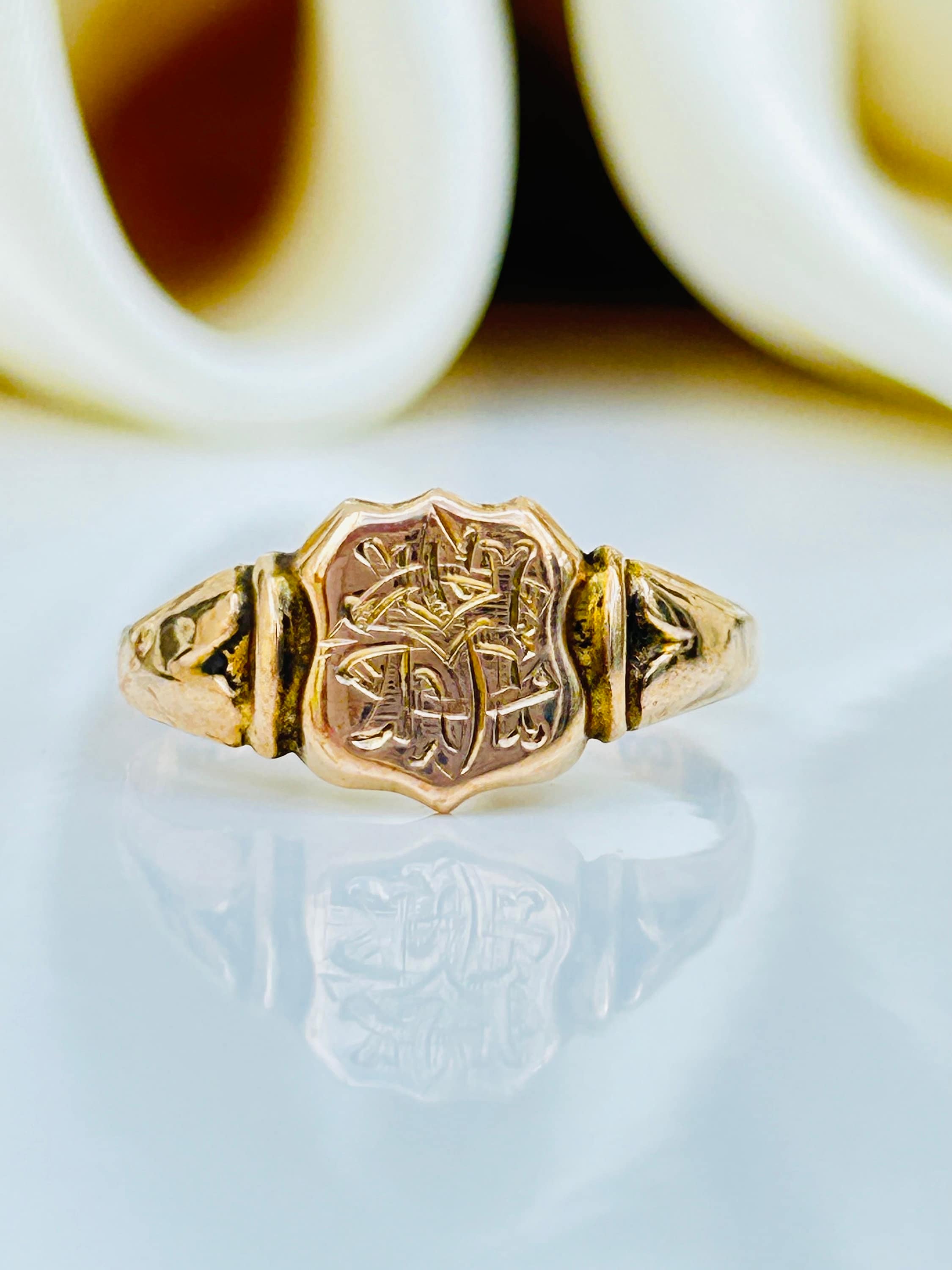 Vintage 9ct Gold Shield Signet Ring - Etsy Vintage 9ct Gold Shield Signet Ring - Etsy