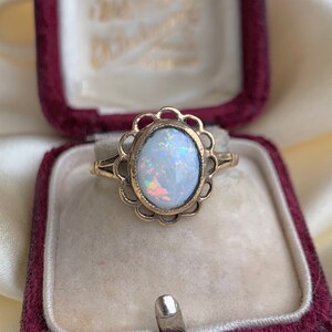 Vintage 9ct Yellow Gold Scalloped Edge Opal Dress Ring