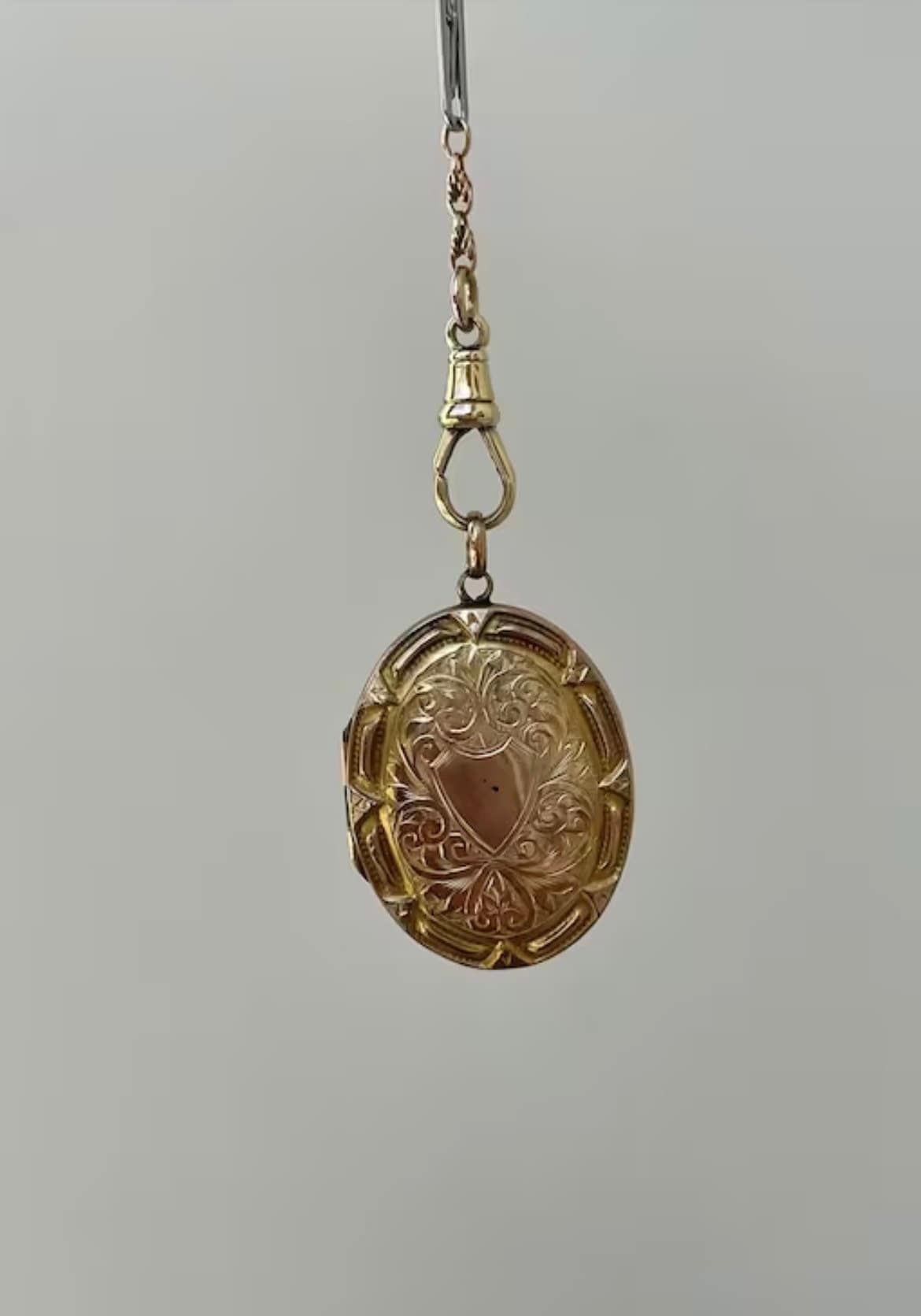 Antique large silver locket pendant with floral details — Gembank1973