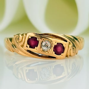 Anillo vintage de oro de 18 quilates con rubí y diamantes de tres piedras.