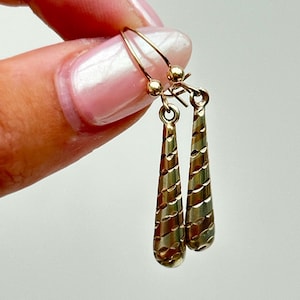 Sweet Vintage 9ct Gold Drop Dangle Earrings