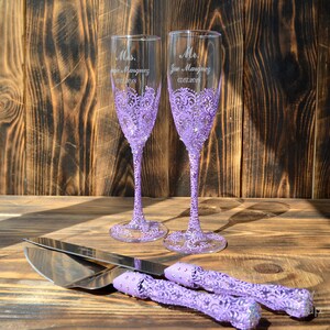 Wedding flutes and cake server, personalized wedding glasses , purple cake cutting set and toasting glasses, engraved wedding knife server