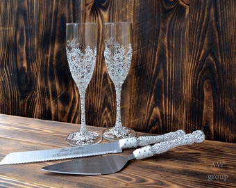 Personalized wedding glasses and cake serving set, champagne flutes, white toasting glasses and cake cutters, winter wedding decor