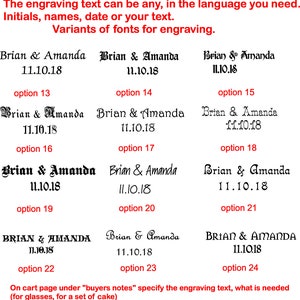 K&ouml;nnte beinhalten: Eine Tabelle mit 24 verschiedenen Schriftarten f&uuml;r die Gravur von Text. Der Text "Brian & Amanda 11.10.18" wird in jeder Schriftart angezeigt. Der Text "Auf der Warenkorbseite unter "K&auml;uferhinweise" geben Sie den Gravurtext an, was ben&ouml;tigt wird (f&uuml;r Gl&auml;ser, f&uuml;r ein Kuchenset)" befindet sich am unteren Rand der Tabelle.