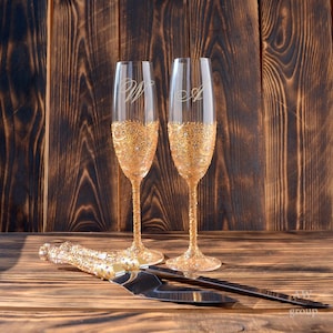 Wedding flutes and cake server set Gold Champagne glasses Wedding toasting glasses Cake cutter Champagne flute Mr & Mrs Personalized Glass