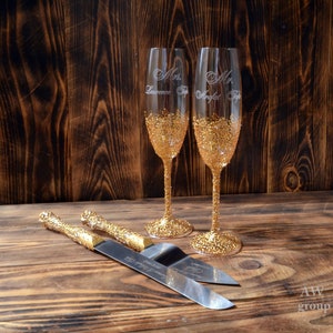 Personalized wedding glasses and cake server set, gold champagne flutes, wedding toasting glasses, champagne glasses & cake serving mr mrs