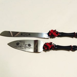 Personalized wedding cake serving set, black and red wedding cake cutters, engraved server set, gothic wedding server set
