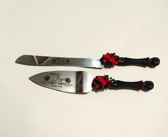 Personalized wedding cake serving set, black and red wedding cake cutters, engraved server set, gothic wedding server set