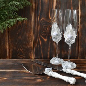 Personalized wedding glasses and cake cutters, set for white wedding, flutes and cake serving set, alternative wedding decor, wedding decor