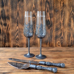 Black wedding glasses and cake cutter set, gothic wedding, personalized champagne flutes and cake serving set, Halloween wedding