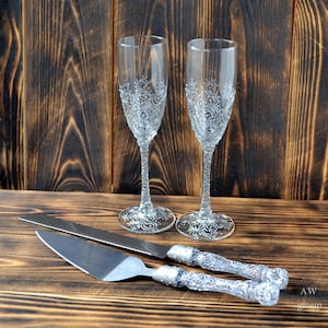 Personalized Wedding glasses and cake server set Silver Champagne flutes Wedding toasting glasses Cake cutting set Champagne glasses Mr Mrs