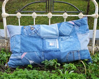 Lot de deux coussins : coussin en patchwork de jeans et coussin en canevas