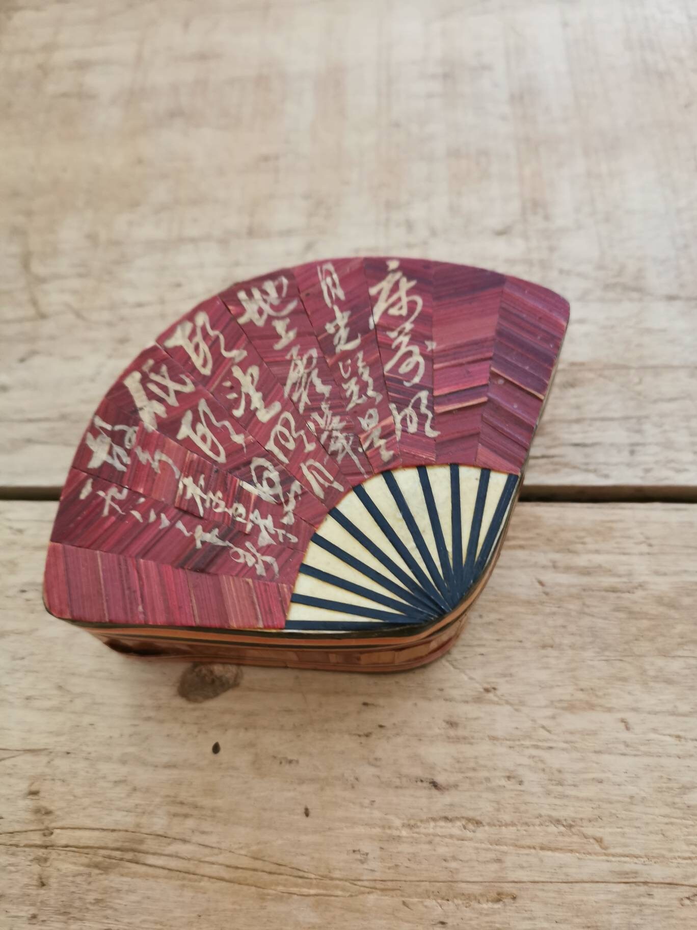 Boîte Éventail Vintage