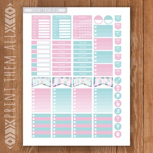 Puede incluir: Un conjunto de pegatinas de planificador imprimibles con un esquema de color rosa y azul. Las pegatinas incluyen un horario de trabajo, un men&uacute; semanal, un rastreador de hidrataci&oacute;n, listas de tareas y varios otros iconos.